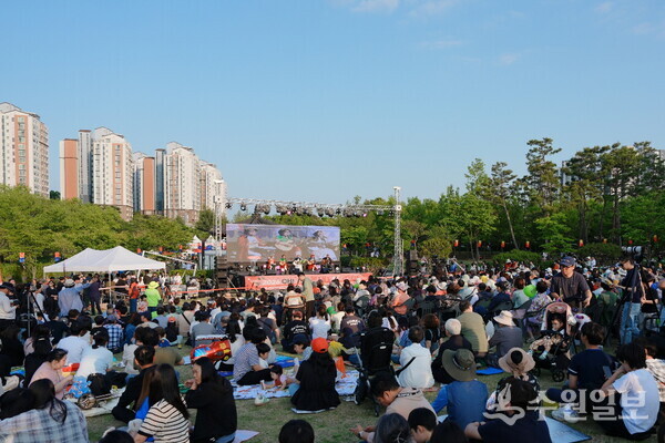 ‘2026 오(Oh)! 해피 장미빛 축제’에서 공연이 펼쳐지고 있다. (사진=오산문화재단)