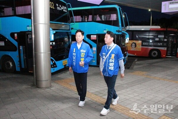 강병덕 하남시장 후보(왼쪽)와 이광재 하남 갑 국회의원 후보가 하남 적판장 차고지를 방문하고 있다. (사진=강병덕 하남시장 후보)