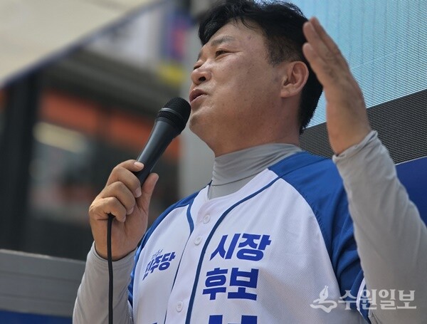 성수석 더불어민주당 이천시장 후보가 유권자들에게 지지를 호소하고 있다. (사진=성수석 이천시장 후보)