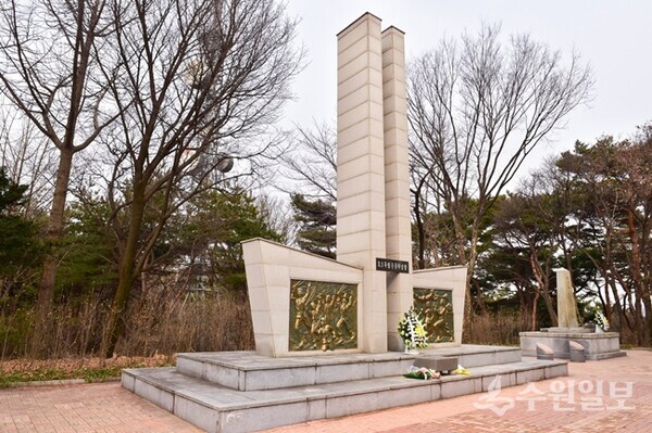 수원시 팔달산에 나란히 자리잡고 있는 3·1 독립기념탑과 대한민국독립기념비.(사진=수원시)