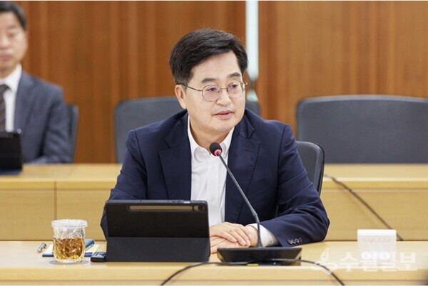 2일 오전 경기도청 율곡홀에서 진행된 6월 도정 주요 간부회의에서 김동연 경기도지사가 인사말씀을 하고 있다. (사진=경기도)