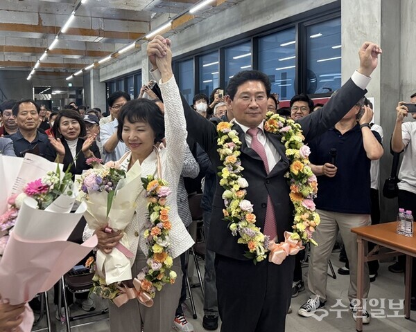 이상일 용인특례시장 후보가 당선이 확정된 후 기뻐하고 있다. (사진=이상일 용인시장 당선인)