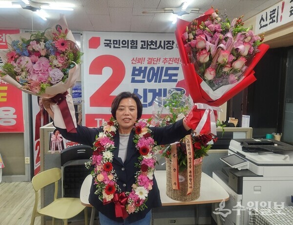 신계용 과천시장 후보가 당선이 확정된 후 지지자들에게 감사인사를 하고 있다. (사진=신계용 과천시장 당선인)