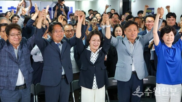 추미애 경기도지사 당선인이 캠프에서 지지자들과 환호하고 있다. (사진=추추캠프)