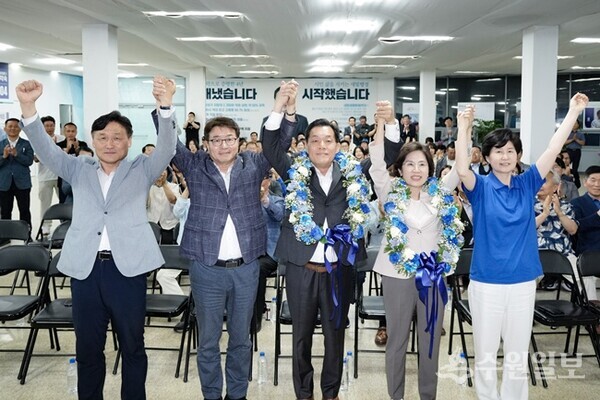 이재준수원시장 당선인이 캠프관계자들과 환호하고 있다.(사진=이재준 선거캠프)