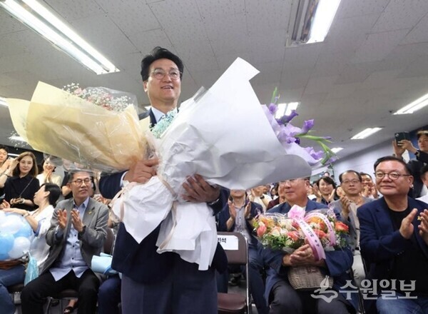 안민석 경기도교육감이 당선이 확정된 뒤 지지자들로부터 축하를 받고 있다. (사진=안민석 선거캠프)