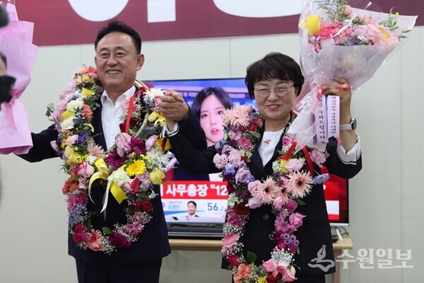 이충우 국민의힘 여주시장 후보(왼쪽)가 재선을 확정지으면서 강정옥 배우자와 함께 손을 잡고 당선 세레모니를 하고 있다. (사진=이충우 여주시장 당선인)