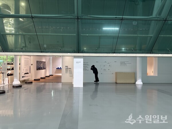 《눈-길》전시실 입구 풍경. (사진=경기문화재단)