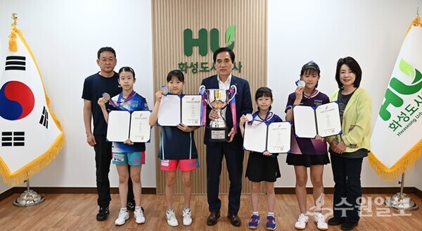 한병홍 HU공사 사장(가운데)과 탁구단 선수들이 전국소년체육대회 초등부 단체전 준우승을 기념하며 기념 촬영을 하고 있다. (사진=HU공사)