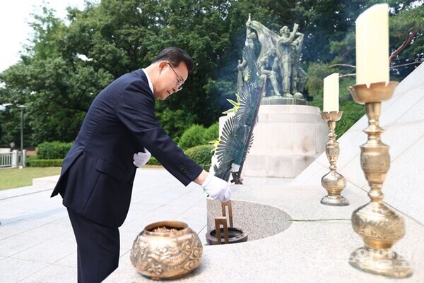 김성제 의왕시장이 현충탑을 찾아 헌화.분향하고 있다. (사진=의왕시)