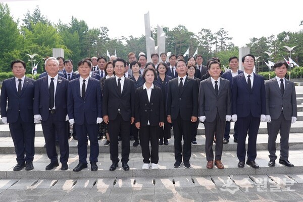 이재준 시장(오른쪽 세번째), 추미애 경기도지사 당선인(가운데), 안민석 경기도교육감 당선인(왼쪽 네번째) 등이 현충탑을 참배 후 함께하고 있다. (사진=수원시)