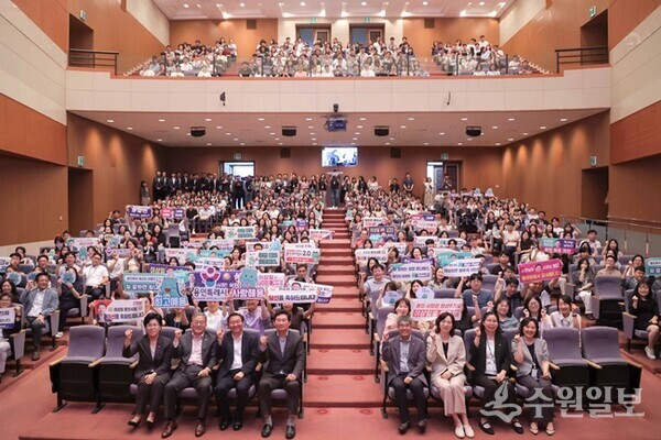 이상일 용인특례시장이 4일 오전 직원들과 만나 인사를 나누고 감사의 뜻을 전했다. (사진=용인시)