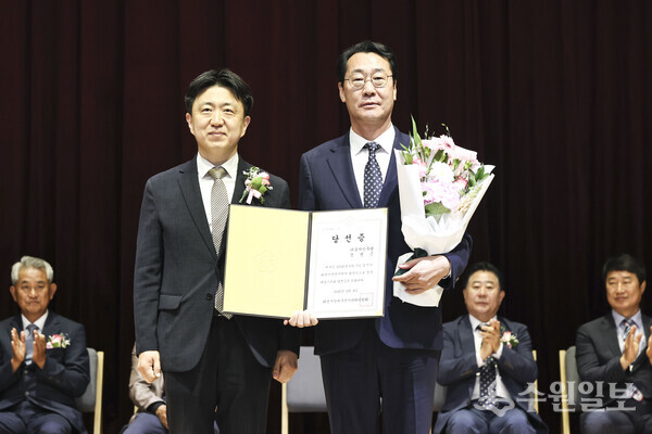 정명근 화성특례시장(오른쪽)이 4일 시청 대강당에서 열린 제9회 전국동시지방선거 당선증 교부식에서 정영호 화성시만세구선거관리위원회 위원장으로부터 당선증을 교부받고 기념촬영을 하고 있다. (사진=화성시)