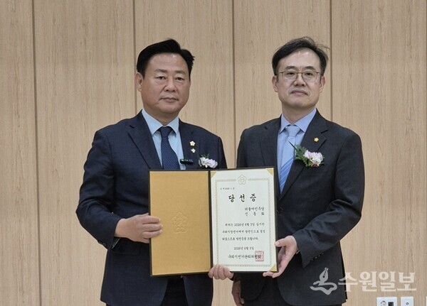 신동화 구리시장 당선인(왼쪽)이 구리시선관위로부터 당선증을 교부받은 뒤 기념촬영을 하고 있다. (사진=신동화 구리시장 당선인)
