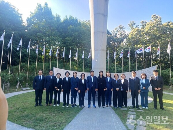 박관열 광주시장 당선인(왼쪽 7번째)을 비롯, 황소제(오른쪽 두번째), 오현주 시의원(왼쪽 세번째) 당선인 등이 3·1운동 기념탑을 찾아 합동 참배를 한 뒤 기념촬영을 하고 있다. (사진=박관열 광주시장 당선인)