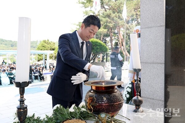 김진경 경기도의회 의장이 시흥시 현충탑에서 거행된 ‘제71회 현충일 추념식’에 참석, 헌화.분향하고 있다. (사진=경기도의회)