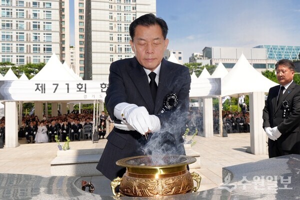 이재준 수원특례시장이 제71회 현충일 추념식에서 분향하고 있다. (사진=수원시)