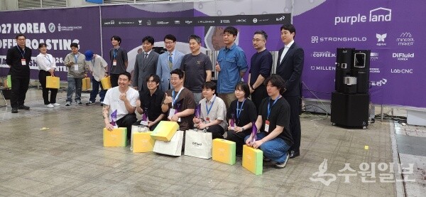 '2027 KCRC' 챔피언 민철홍 선수(앞줄 왼쪽 세번째)와 수상자, 그리고 한국 독립 기술을 보유한 스트롱홀드 우종욱 대표(뒷줄 오른쪽 두번째), 미네랄메이커 김범연 대표(뒷줄 오른쪽 첫번째)가 시상식 후 기념 촬영을 하고 있다. (사진=김진호 기자)