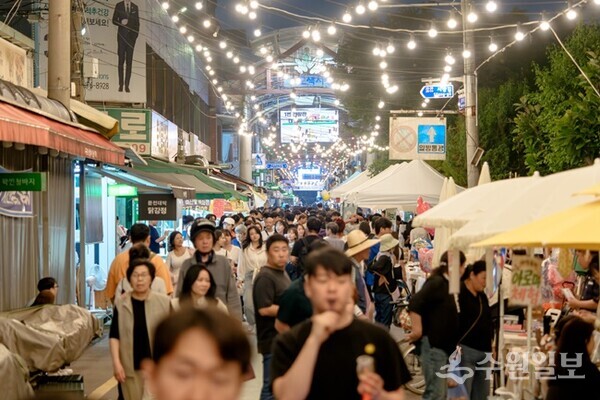 '제13회 야맥축제'가 열린 오산 오색시장이 많은 방문객으로 크게 붐비고 있다. (사진=오산시)