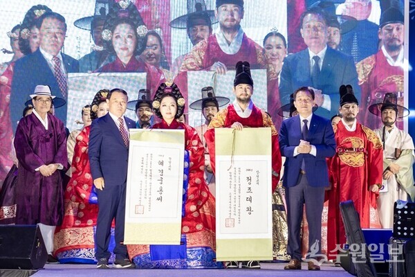이재준 수원특례시장(오른쪽)이 족자를 전달한 후 정조대왕 역 나광열씨, 혜경궁홍씨 역 배경숙씨, 이재식 수원특례시의회 의장(왼쪽)과 기념촬영을 하고 있다. (사진=수원시)
