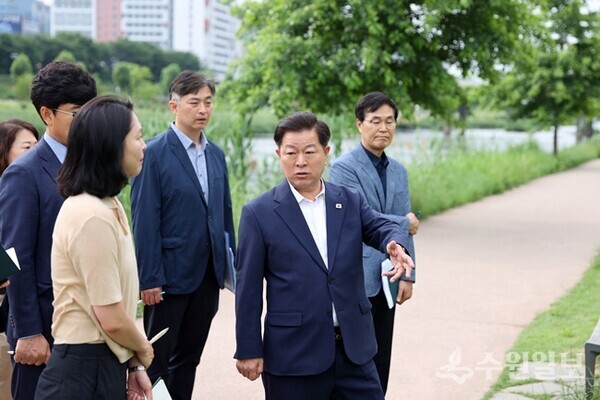 박승원 광명시장이 8일 오전 안양천 일대를 방문해 시민 안전 확보와 불편사항 개선을 위한 현장 점검을 실시하고 담당 공무원들에게 조치 필요 사항을 주문하고 있다. (사진=광명시)