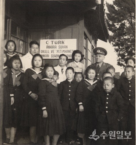 튀르키예 제5여단장 메테 장군과 앙카라학원 원장, 원생들. (ATASE 소장, 수원학연구센터 제공)
