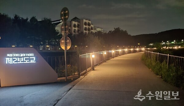 용인특례시가 기흥호수공원 산책로에 설치한 '스마트 LED 경관조명' 모습. (사진=용인시)