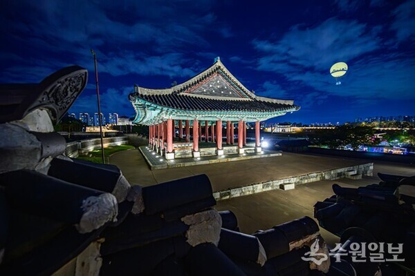 수원화성의 야경을 한눈에 볼 수 있는 이색 탈거리 플라잉수원이 하늘에 떠 있다.( 사진=수원시)