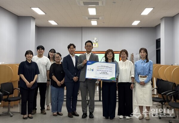 임성우 NH농협은행 남양주시지부장(오른쪽 네번째)과 홍수연 야다국제크리스천스쿨 교장(오른쪽 세번째)이 해외교류 프로그램 지원을 위한 기부금 전달식 후 기념촬영을 하고 있다. (사진=NH농협은행 남양주시지부)