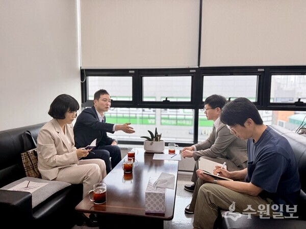 이진환 남양주시 시의원 당선인(왼쪽 두번째)이 경기주택도시공사 동부사업단을 방문, 관계자들과 함께 왕숙지구의 주요사업들을 논의하고 있다. (사진=이진환 시의원 당선인)