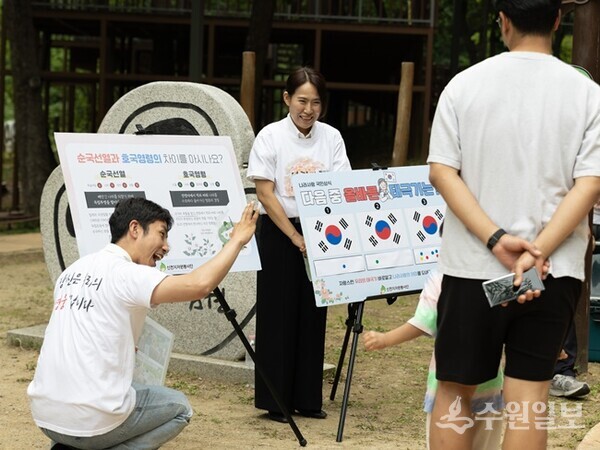 신천지자원봉사단 구리남양주지부 관계자가 시민들에게 호국보훈에 대해 설명하고 있다. (사진=신천지자원봉사단 구리남양주지부)
