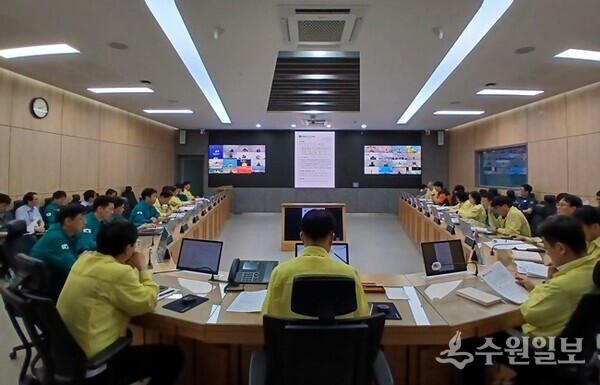 경기도가 10일 도청 재난상황실에서 김규식 안전관리실장 주재로 ‘풍수해·폭염·복구 등 도-시군 합동회의(9차 TF)’를 갖고 있다. (사진=경기도)