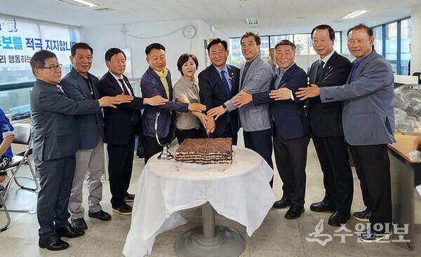 신동화 구리시장 당선인(오른쪽 다섯번째)이 선대위 관계자들과 함께 해단식을 가진 뒤 기념촬영을 하고 있다. (사진=신동화 구리시장 당선인)