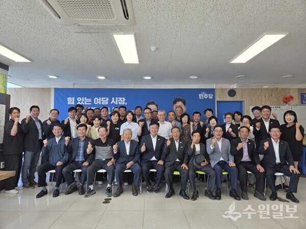 성수석 이천시장 당선인(앞줄 왼쪽 다섯번째)이 선거대책위원회 해단식을 가진 뒤 기념촬영을 하고 있다. (사진=성수석 이천시장 당선인)