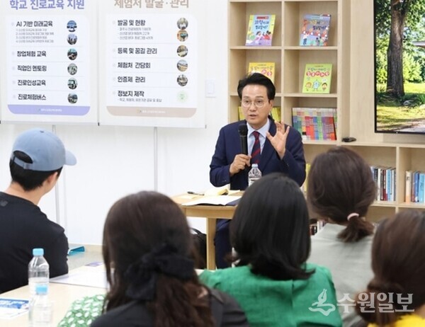 안민석 경기도교육감 당선인이 지난 10일 파주에서 열린 ‘경기교육대전환 경청투어’ 교육간담회에서 참석자들과 현장 의견을 나누고 있다. (사진=안민석 경기도교육감 당선인)