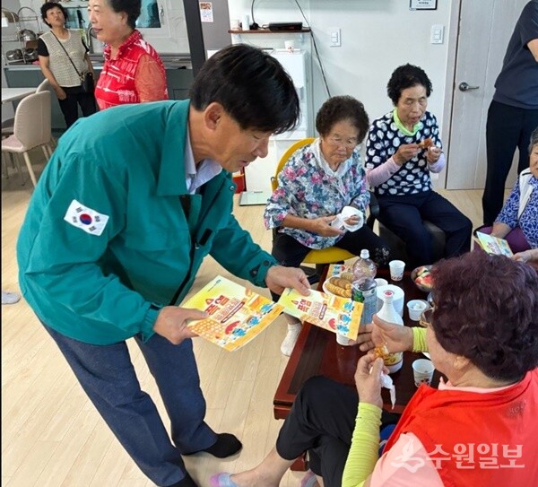 김광덕 여주시 부시장(왼쪽)이 쉼터를 이용 중인 어르신들의 안부를 묻고 있다. (사진=여주시)