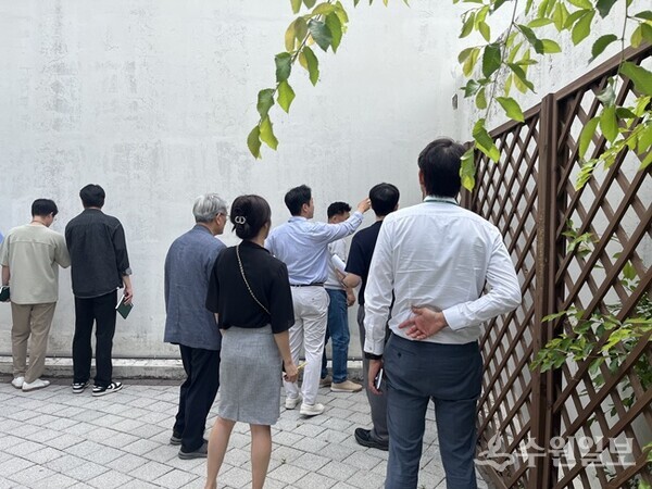 청렴시민옴부즈맨들이 동탄중앙어울림센터에서 공공시설물 안전관리 실태를 점검하고 있다. (사진=HU공사)