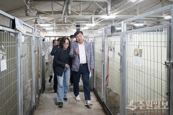 박관열 광주시장 당선인(오른쪽)이 보호소 관계자와 함께 유기·유실동물 보호시설 전반을 둘러보고 있다. (사진=박관열 광주시장 당선인)