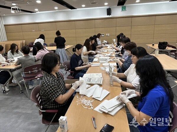 오산시가 고유가 피해지원금 미신청 시민에게 보낼 신청 안내 우편물 발송 작업을 하고 있다. (사진=오산시)