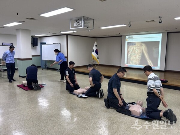 구리농수산물공사가 ‘생명을 살리는 심폐소생술(CPR) 교육’을 하고 있다. (사진=구리농수산물공사)