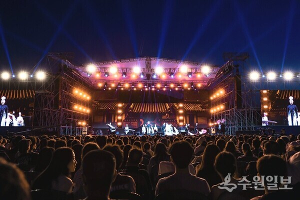 '2026 수원화성 헤리티지 콘서트'를 찾은 관객들이 공연을 관람하고 있다. (사진=수원시)