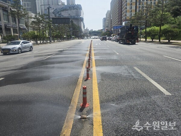수원컨벤션센센터 앞 도로에서 노면빗물분사시스템을 가동하는 모습. (사진=수원시)