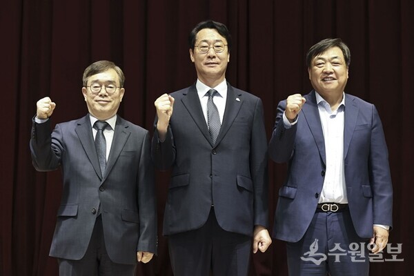 정명근 화성특례시장(가운데)과 조승문 화성미래비전위원장(왼쪽) 및 오일용 자문 위원장이 화성특례시의 미래 발전을 위한 협력을 다짐하고 있다. (사진=화성시)