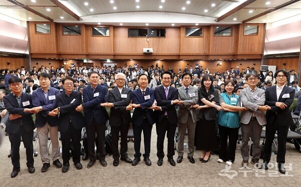 안민석 경기도교육감 당선인(오른쪽 6번째)의 민선6기 경기도교육감직 인수위원회가 15일 경기아트센터 컨벤션홀에서 출범식을 가졌다. (사진=안민석 경기도교육감 당선인 인수위)