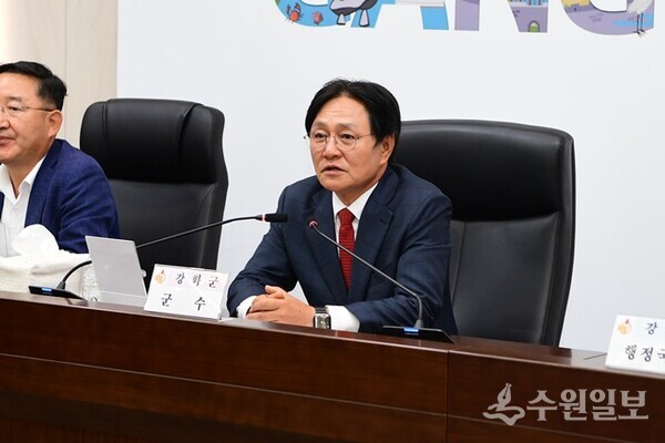 시정 복귀 후 확대간부회의를 주재하는 박용철 강화군수. (사진=강화군)