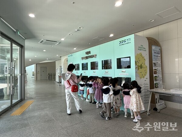 '양평도서관이 경기도해양수산자원연구소와 협력해 운영하고 있는 ‘도심 속 민물고기 이동도서관’. (사진=양평군)