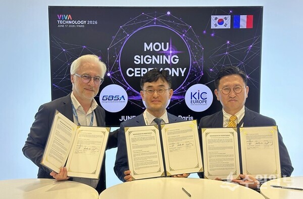 17일 ‘비바테크(VivaTech) 2026’ 경기도 DX존에서 김현곤 경과원장(가운데)과 다쏘시스템 프레데릭 바셰(Frédéric Vacher) 혁신 총괄(Head of Innovation)(왼쪽), KIC 유럽 황종운 센터장(오른쪽)이 업무협약을 체결한 뒤 기념촬영을 하고 있다. (사진=경과원)