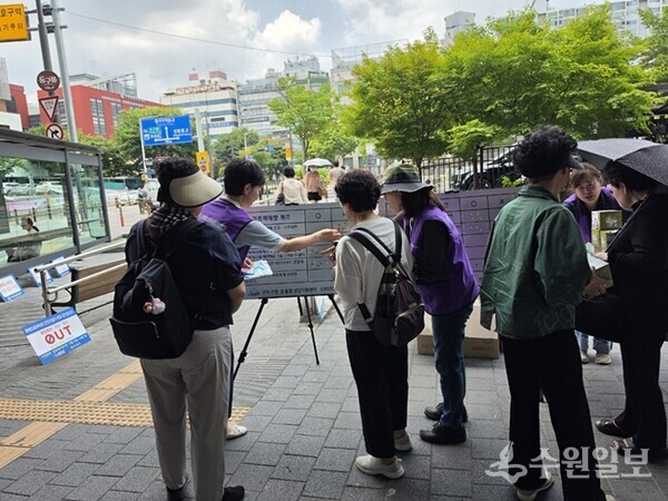 구리시가 유관기관단체와 함께 '가정폭력·성폭력 예방 홍보 활동'을 펼치고 있다. (사진=구리시)