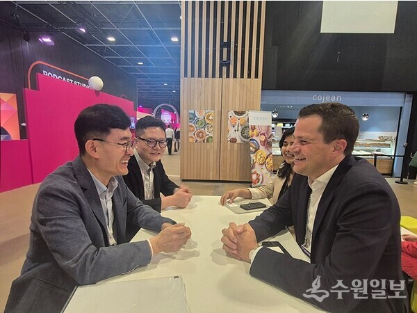 김현곤 경과원장(왼쪽)과 슈테판 메르겐탈러(Stephan Mergenthaler)(오른쪽) 세계경제포럼 총괄임원이 업무협의를 하고 있다. (사진=경과원)