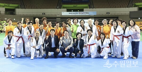 정명근 화성특례시장을 비롯, 배정수 화성특례시의회 의장과 송옥주 국회의원이 제20회 여성 화합한마당에 참석해 여성단체 회원들과 기념촬영을 하고 있다. (사진=화성시)